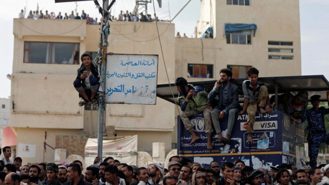 شهد المئات من اليمنيين عملية الإعدام